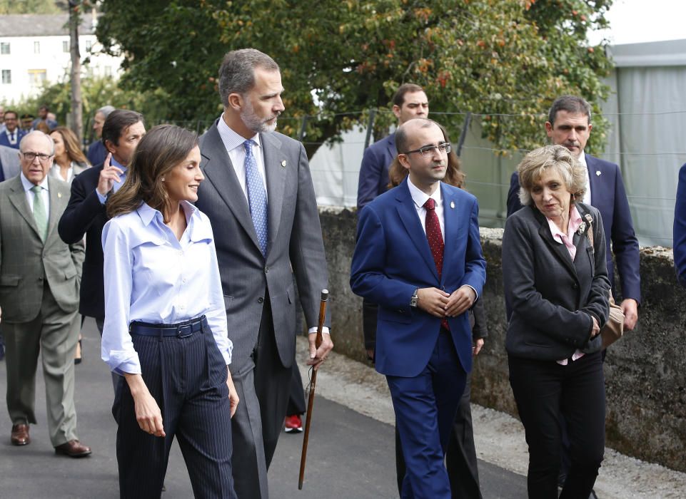 Los Reyes de España en la aldea de Moal.