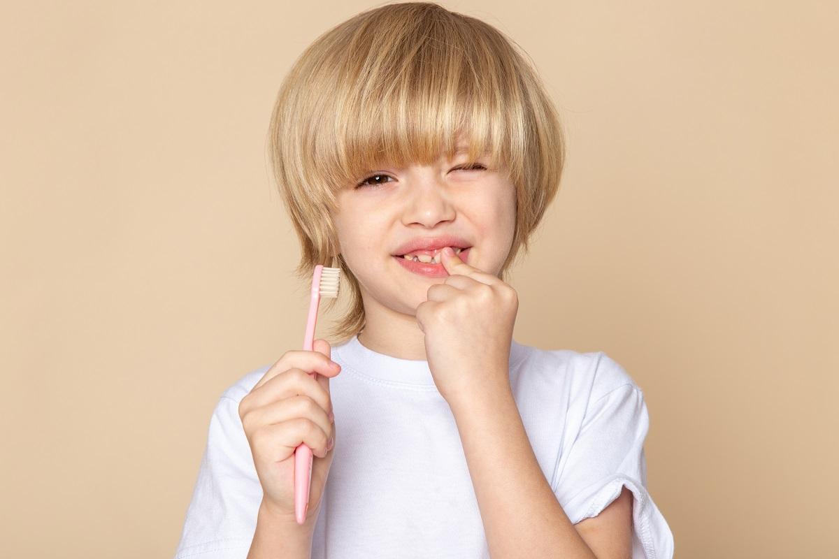 La higiene dental tanto de lactantes como niños pequeños se debe realizar dos veces al día.