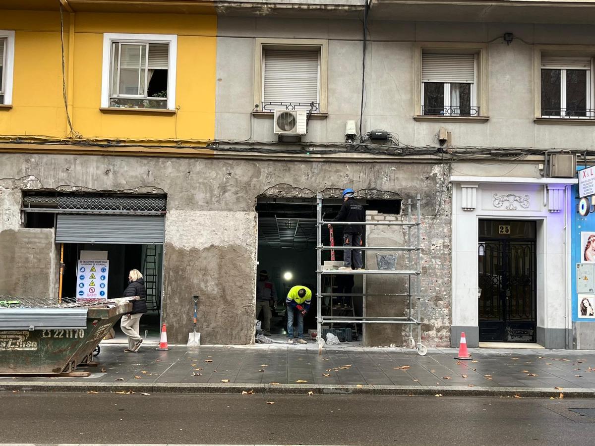 Fachada en obras de el número 23 del paseo Fernando el Católico