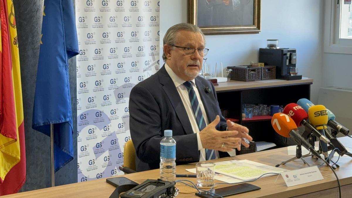 Alfonso Hernández, decano del Colegio de Graduados Sociales de la Región de Murcia, este lunes en rueda de prensa.