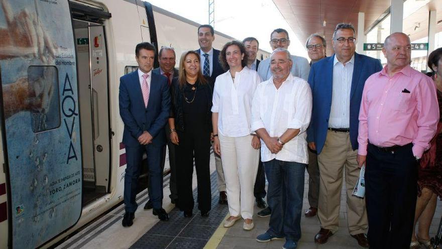 Las autoridades, junto al tren.