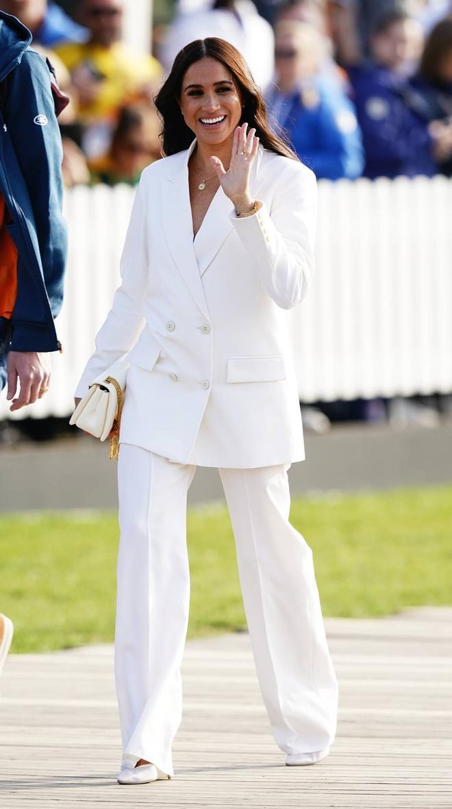 Meghan Markle con traje blanco de Valentino