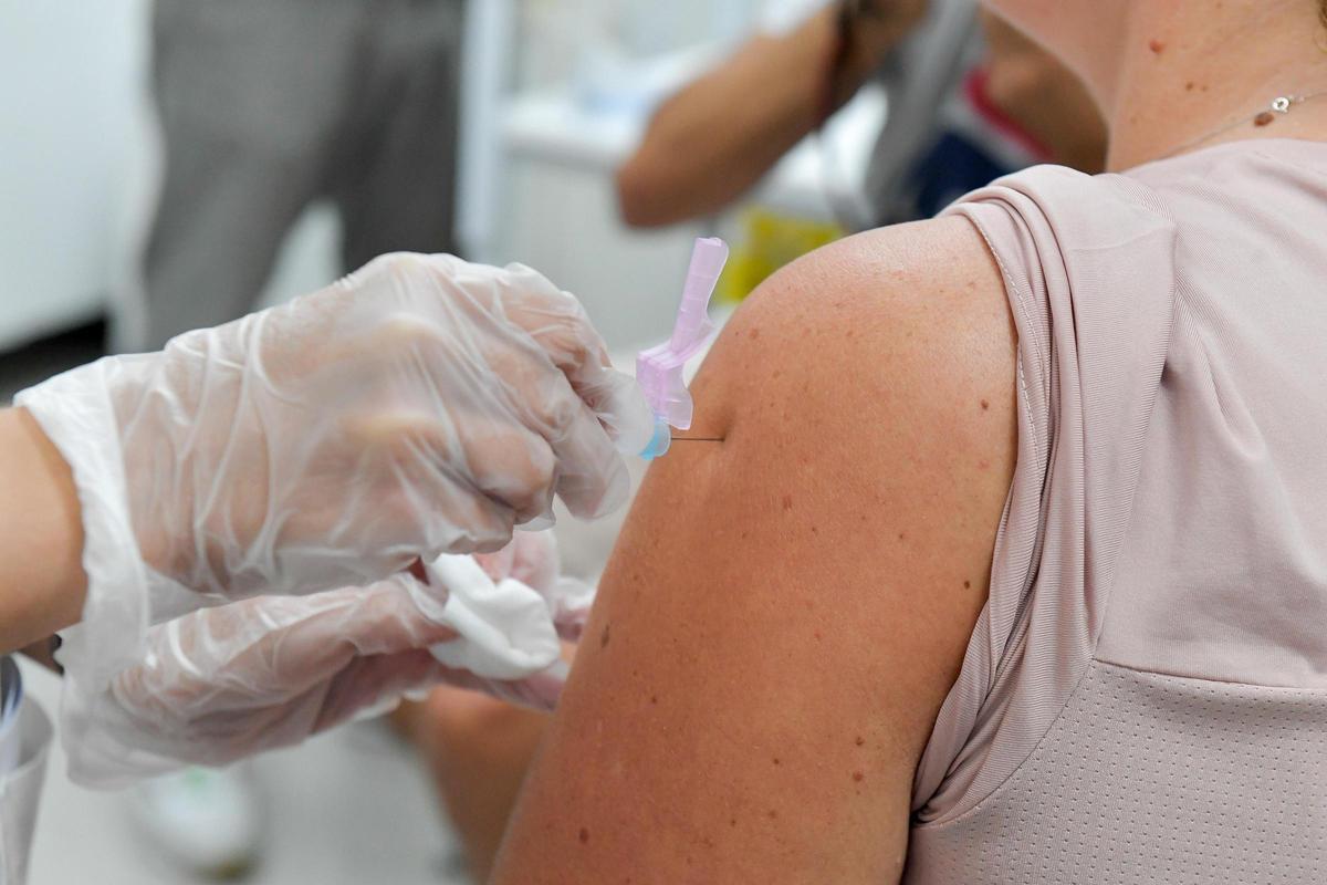 Una mujer recibe la vacuna contra la gripe en Canarias.