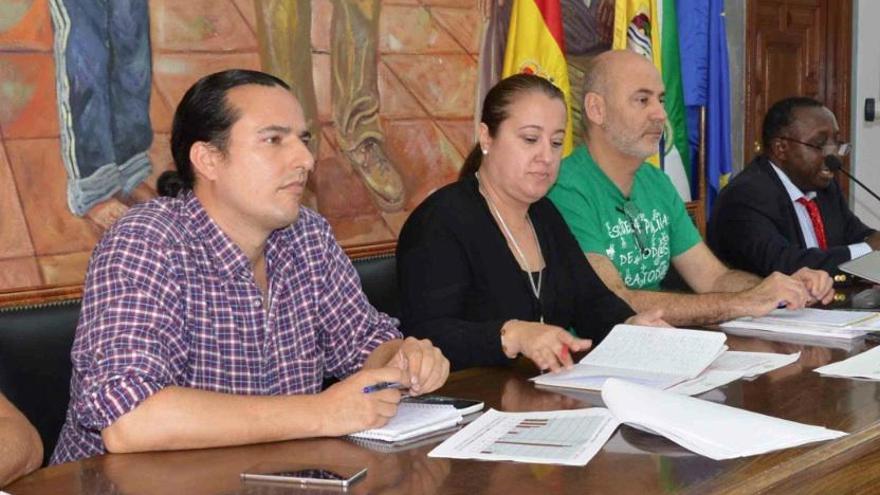 Los miembros de IU en Rincón, en rueda de prensa.