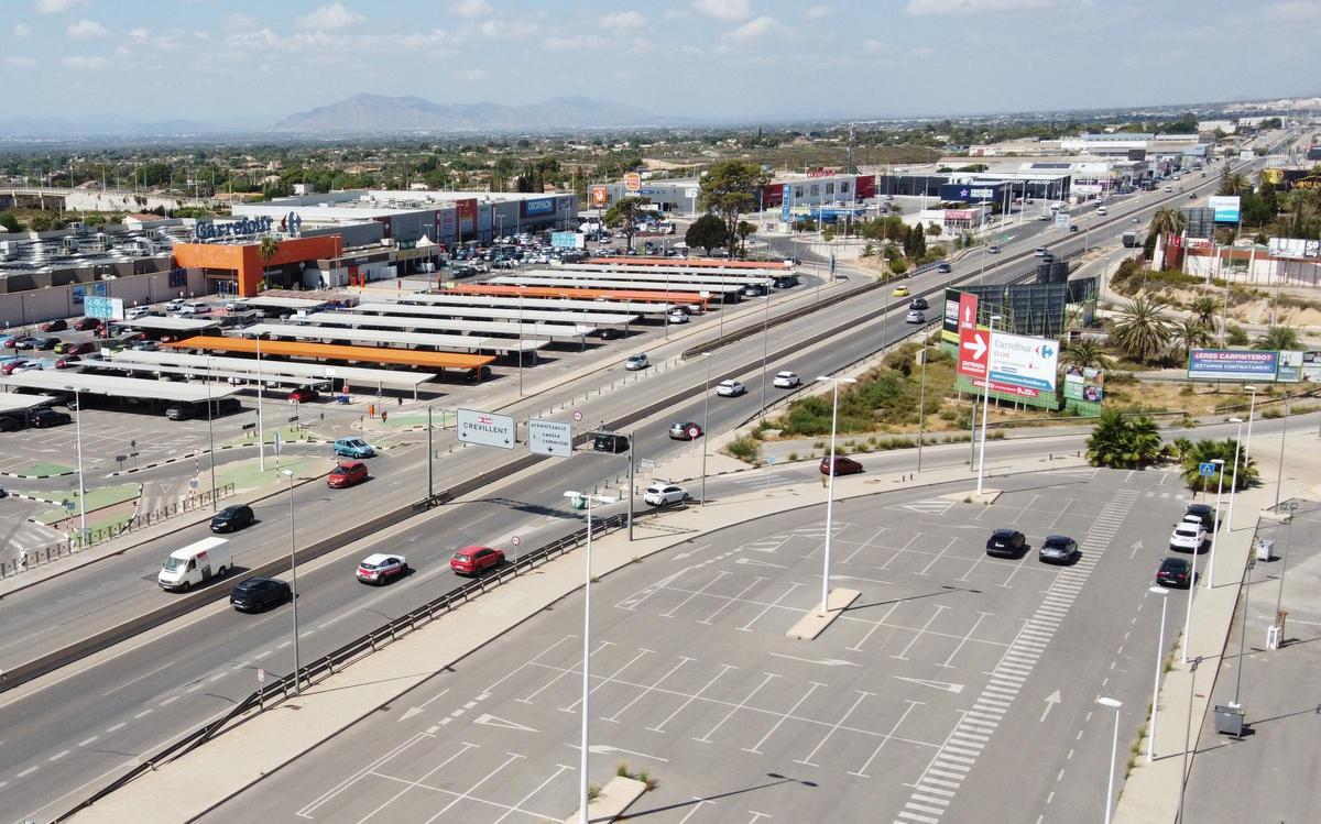 Una vista área de la carretera de Crevillent, en concreto en la zona del centro comercial El Sauce.