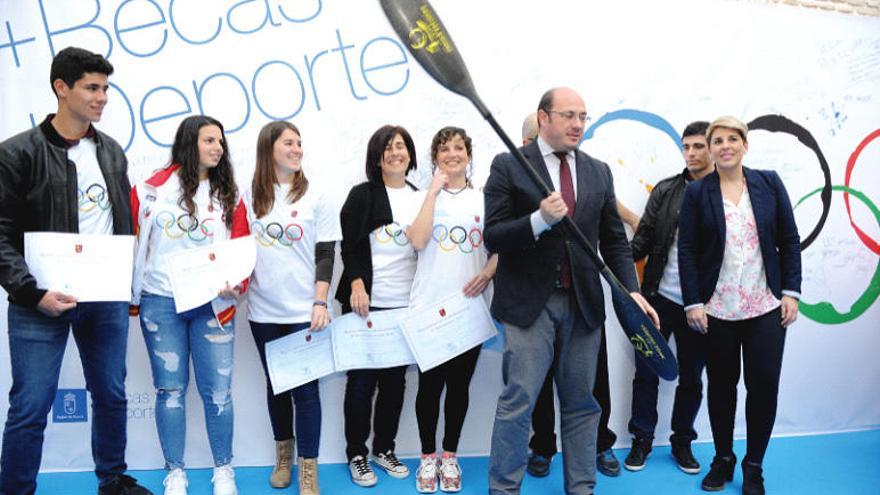 Un baño de fotos entre deportistas jóvenes sin hacer declaraciones