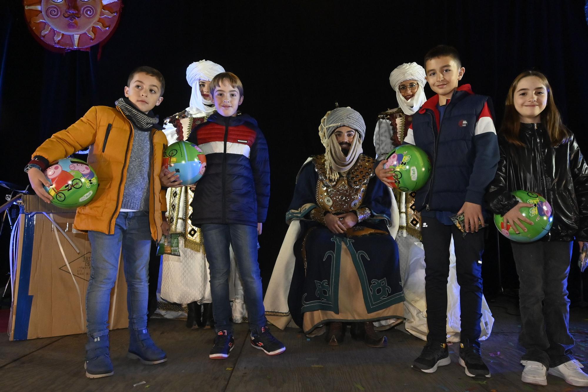 Los peques de Castelló entregan al Cartero Real las misivas con sus deseos. Encuentra tu foto.