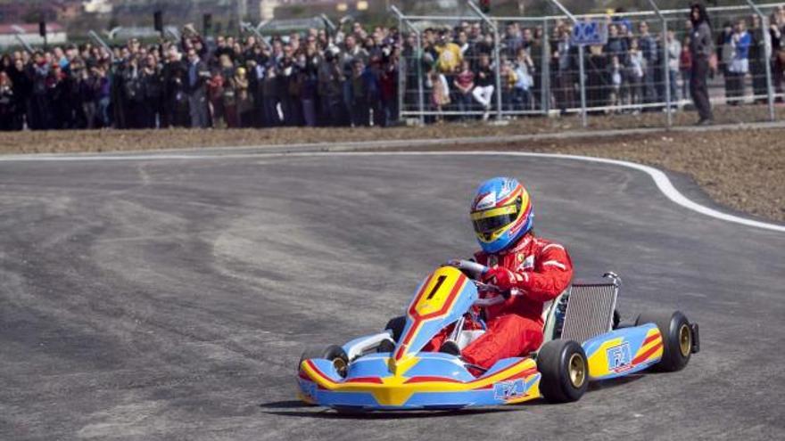 Fernando Alonso conduce un kart en el circuito de La Morgal que lleva su nombre.