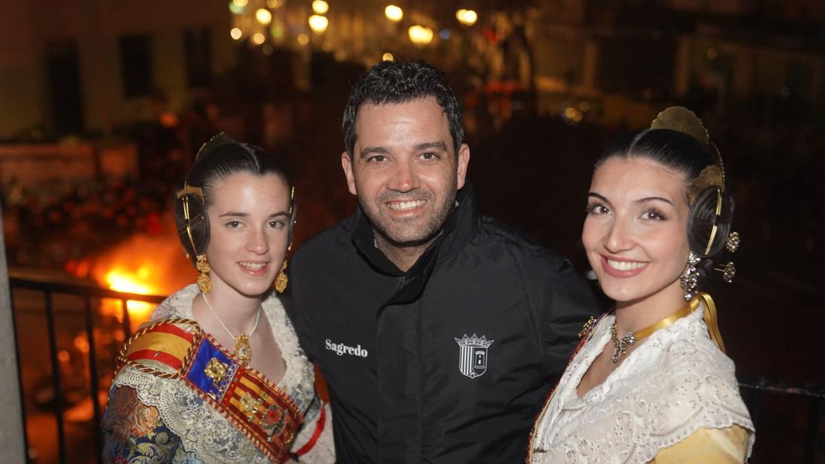Sagredo junto a las Falleras Mayores de Paterna durante la cremà de las Fallas municipales anoche