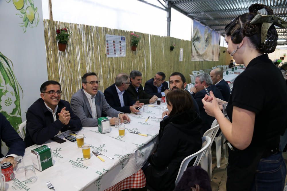 El ministro Guirao come en las barracas junto a Diego Conesa y otros miembros del PSOE murciano