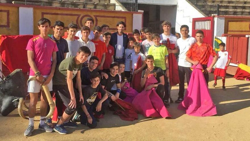 Talavante visita la Escuela Taurina de Badajoz para felicitar a Luis Reina por su homenaje