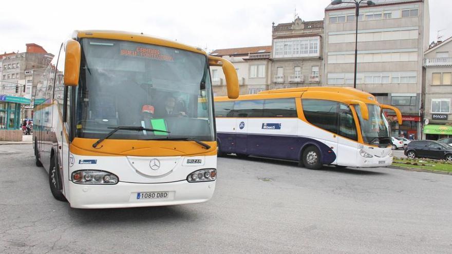 Autobuses de Monbús en la estación de Cangas. | S.A.