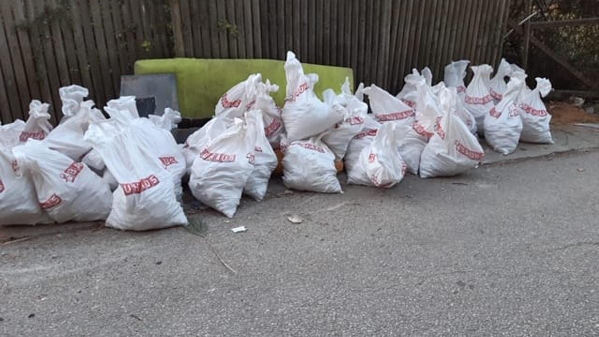 Imagen de las numerosas bolsas de escombros depositadas en la vía pública de Pollença y que han supuesto una multa para el responsable.