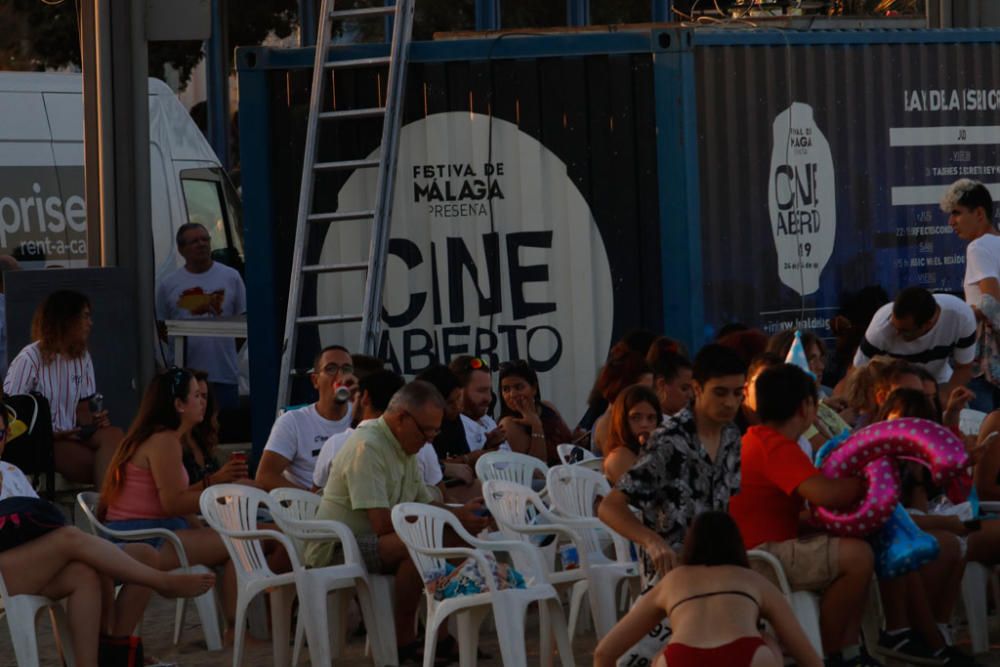 Miles de personas se congregaron en el Cine Abierto de la playa de la Misericordia para ver el estreno de los dos primeros capítulos de La Casa de Papel.