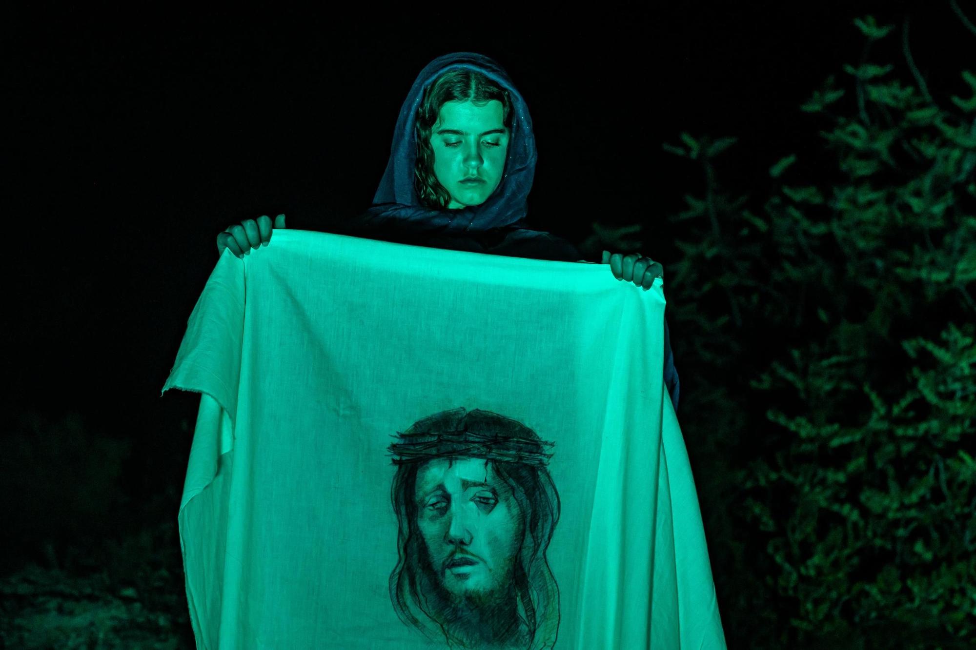 Actores y actrices amateurs escenifican “La Passió” de La Nucia en la noche del Jueves Santo