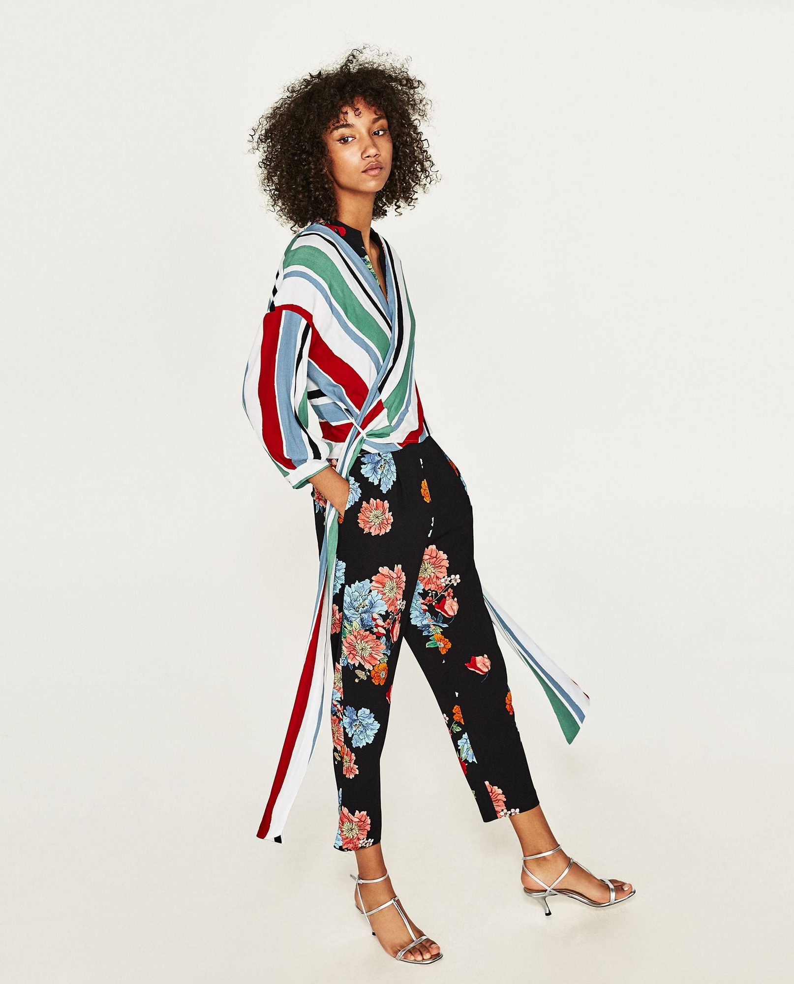 Las combinaciones imposibles de Zara, que terminarás llevando: cuerpo cruzado (25,95 euros) y mono de flores (39,95 euros)