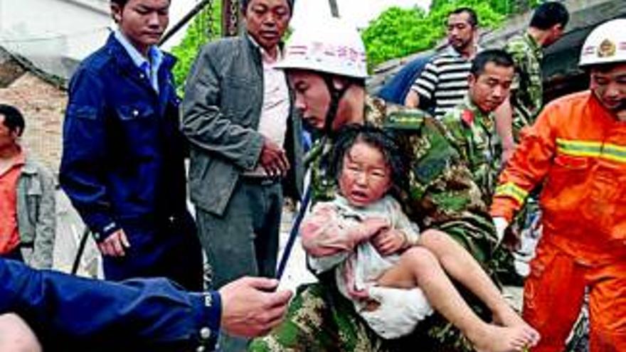 Más de 150 muertos por un seísmo en China