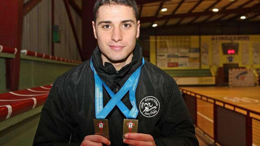 El estradense Miguel Otero, ayer, con sus dos nuevas medallas. // Bernabé/Cris M.V.