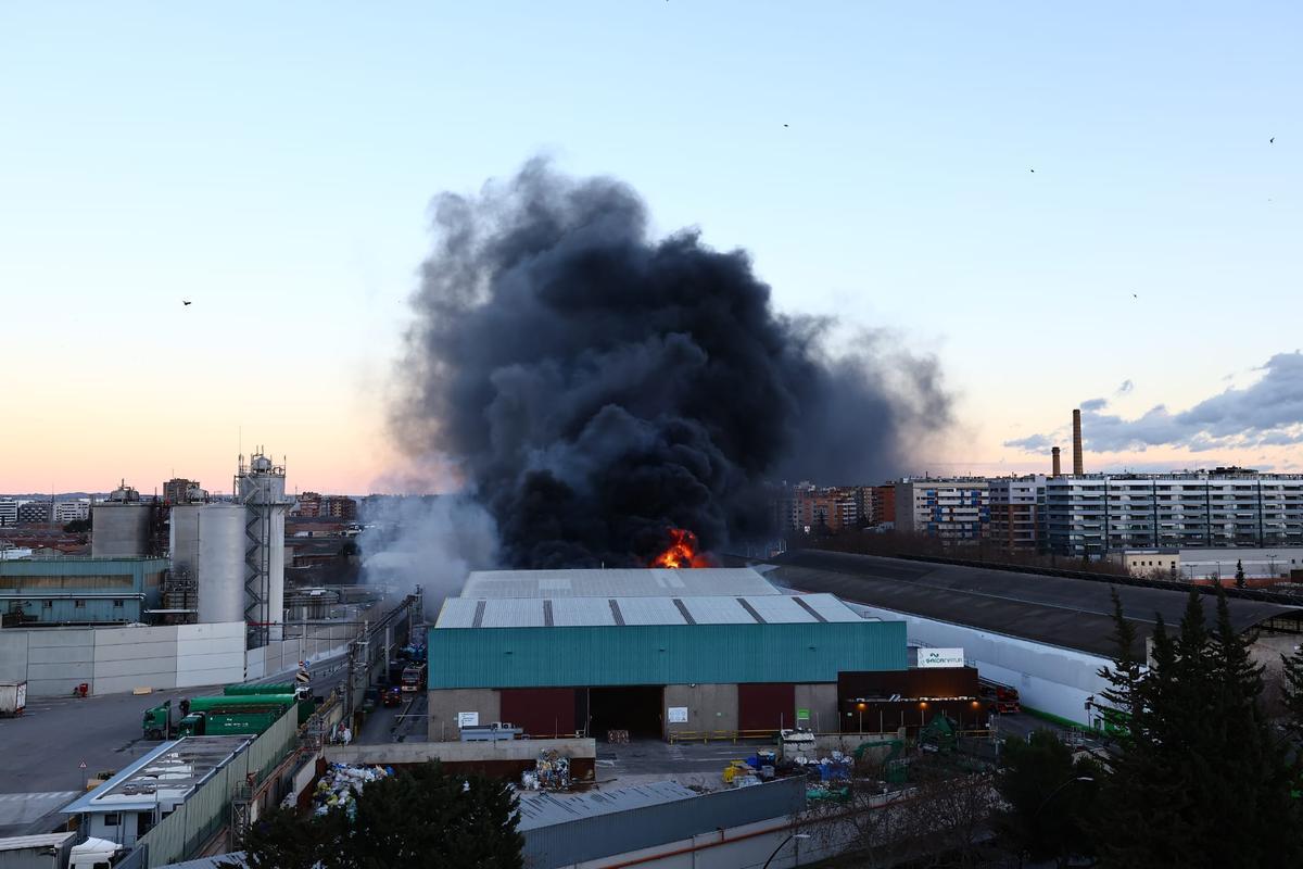 En imágenes I Incendio en la planta de Saica en Zaragoza