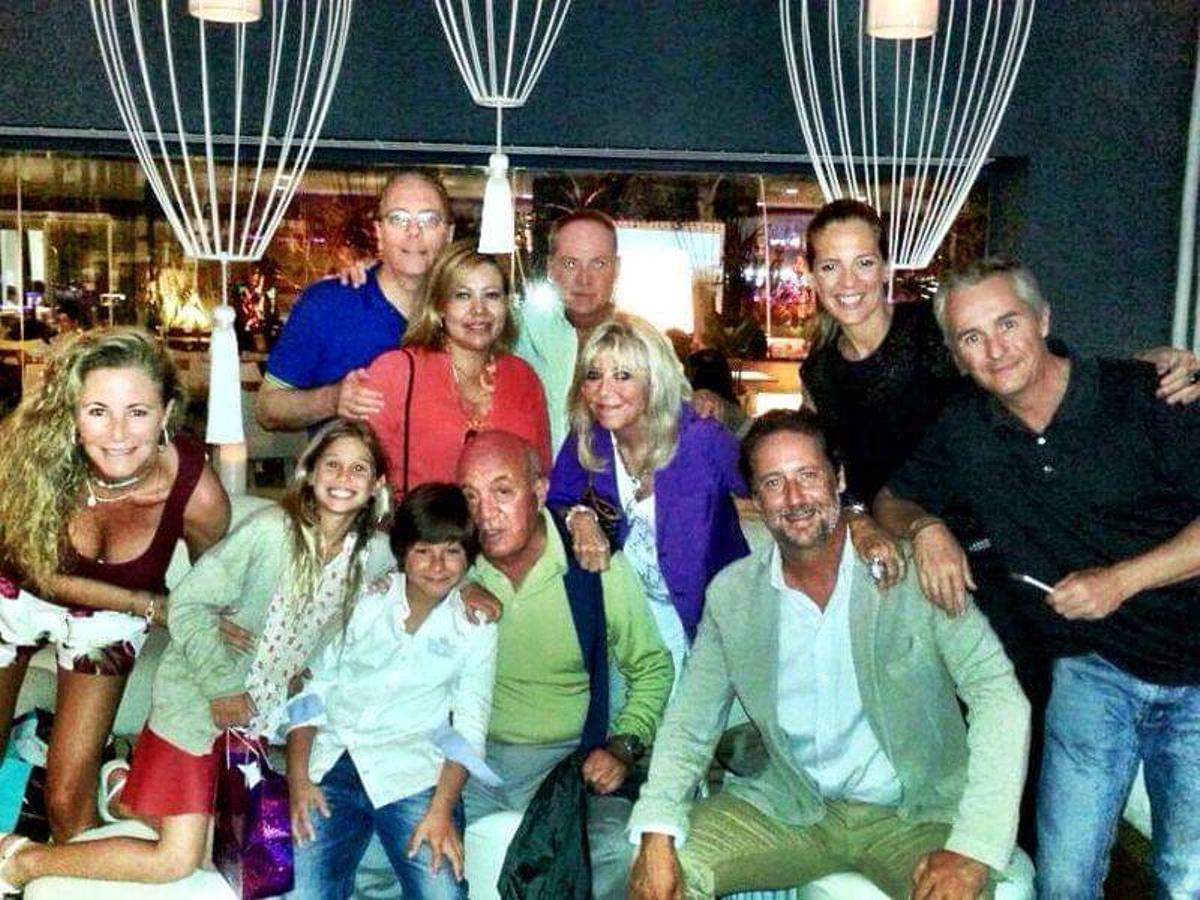 El doctor Tapia rodeado de su familia en una foto reciente