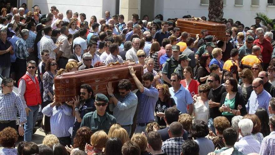 Despedida multitudinaria a los niños fallecidos