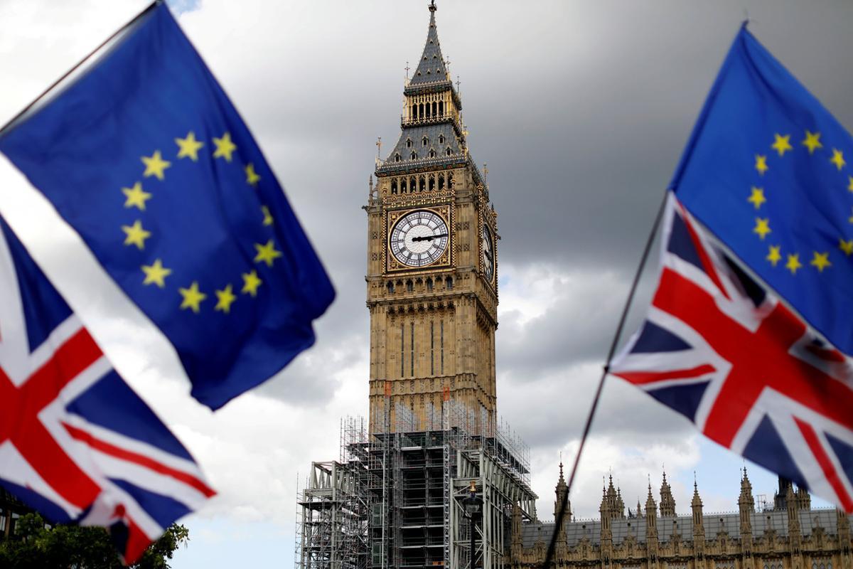 FILE PHOTO: Union Flags and European Union flags fly near the Elizabeth Tower, housing the Big Ben bell, during the anti-Brexit ’People’s March for Europe’, in Parliament Square in central London, Britain September 9, 2017.   REUTERS/Tolga Akmen/File Photo
