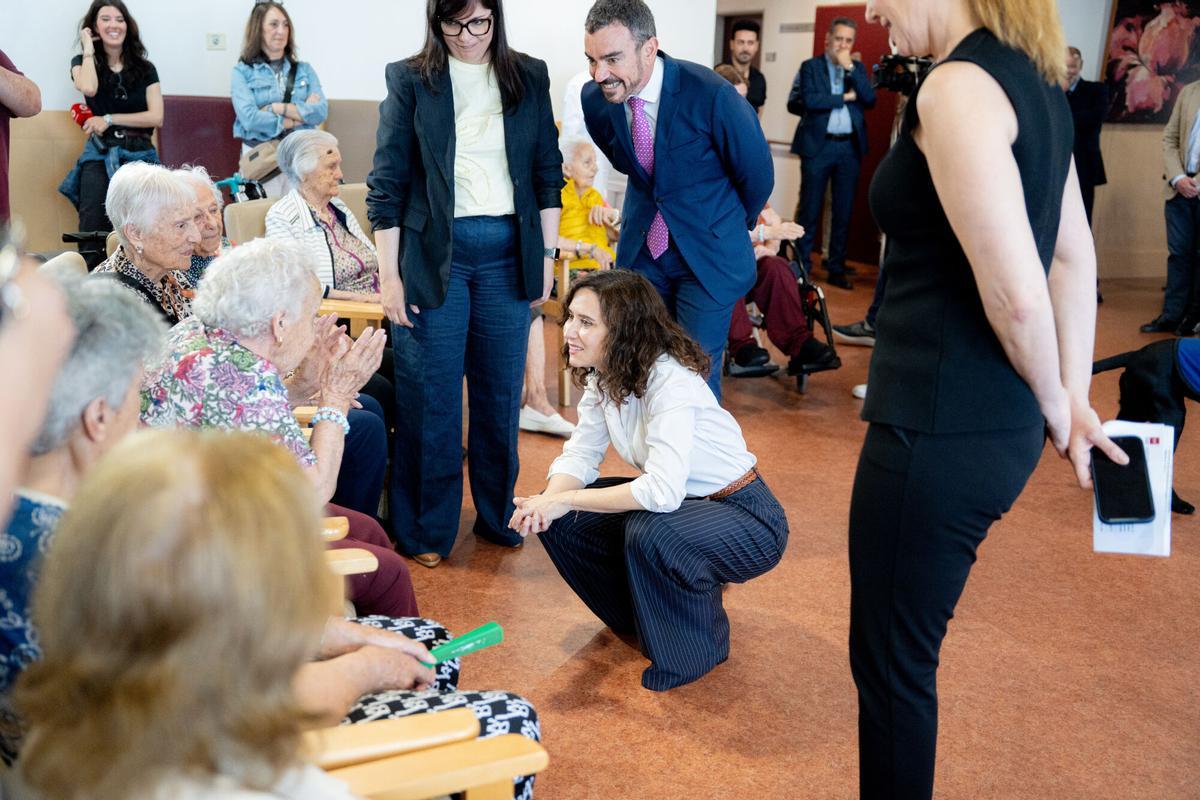 La presidenta de la Comunidad de Madrid, Isabel Díaz Ayuso, en la residencia Amavir de Valdebrenardo, en Madrid.