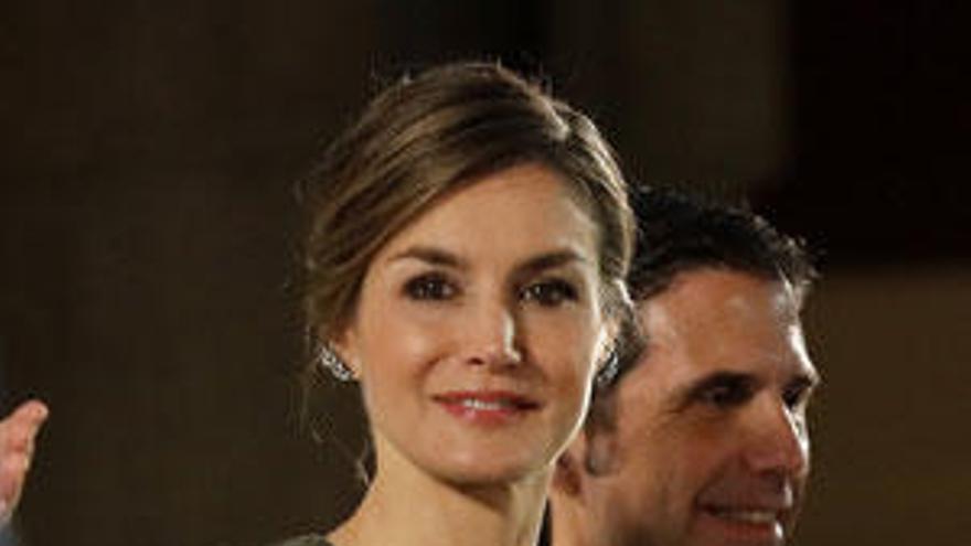 La reina Letizia luce su vestido con capa.