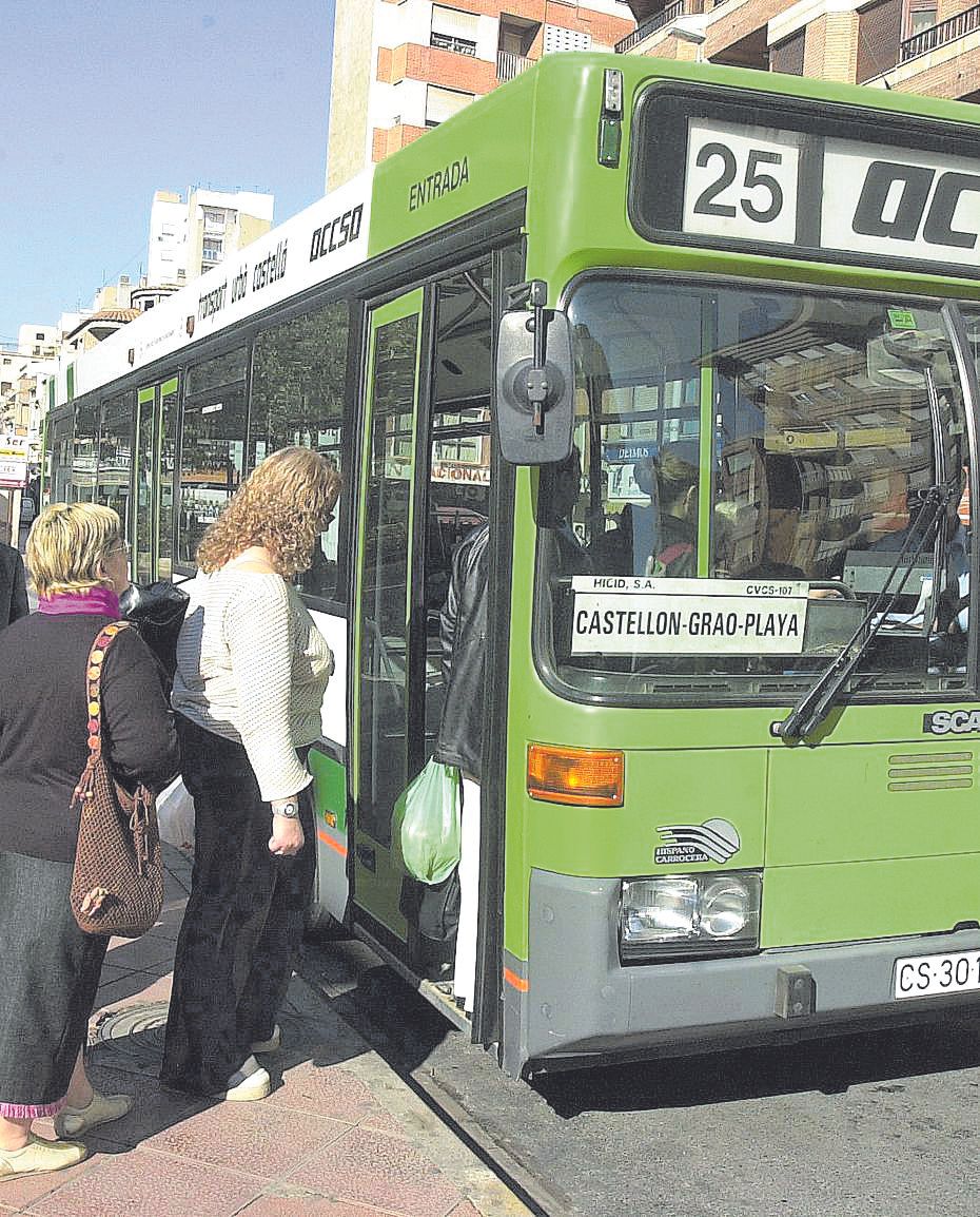 Varias vecinas suben al autobús urbano de Castelló.