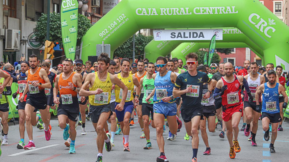 Paseo triunfal de Hassane Ahouchar en el Medio Maratón de Orihuela -  Información