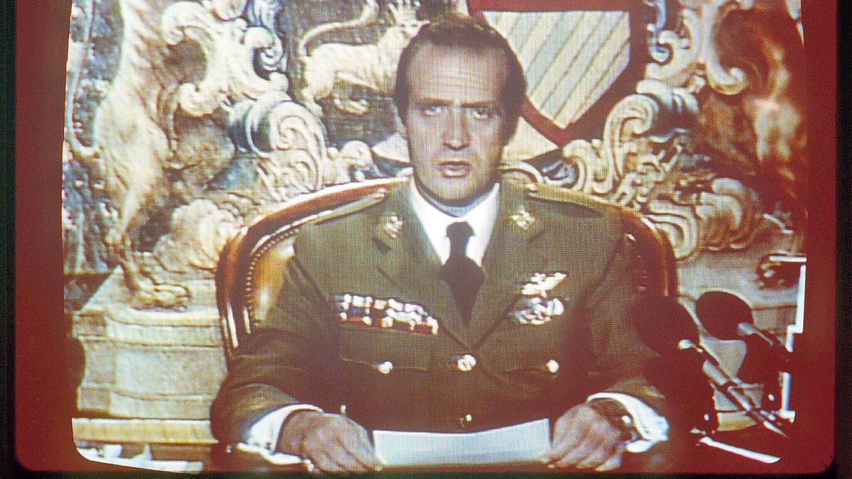 Don Juan Carlos dirige un mensaje televisado a la nación tras el intento de golpe de estado del 23F.