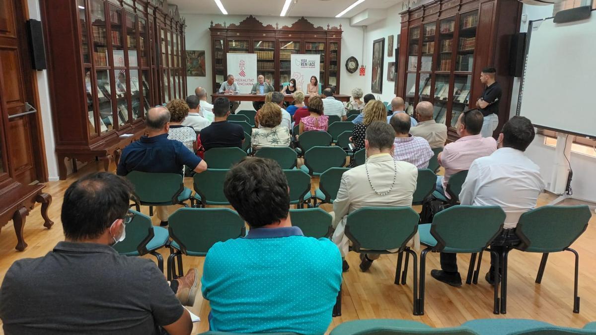 Reunión entre representantes del Consell y alcaldes de la comarca en la Biblioteca Pública Fernando de Loaces de Orihuela