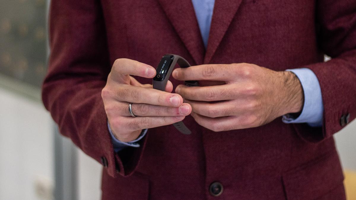 Pulsera que llevarán las personas analizadas.