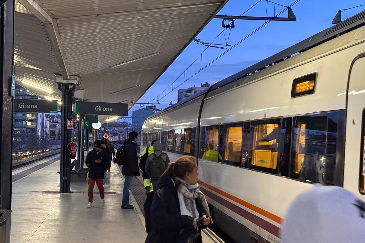 Passatgers a l'andana de Girona