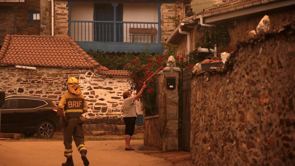 Vecinos y personal forestal de Busnadiego y Piedras Albas (Lucillo, León) se afanan para luchar contra el fuego en el mes de agosto.