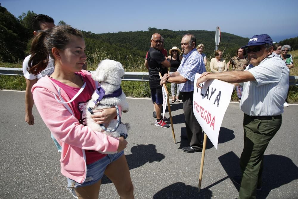 Concentración de los vecinos de Bayas, en Castrillón, contra la presencia de perros en la playa