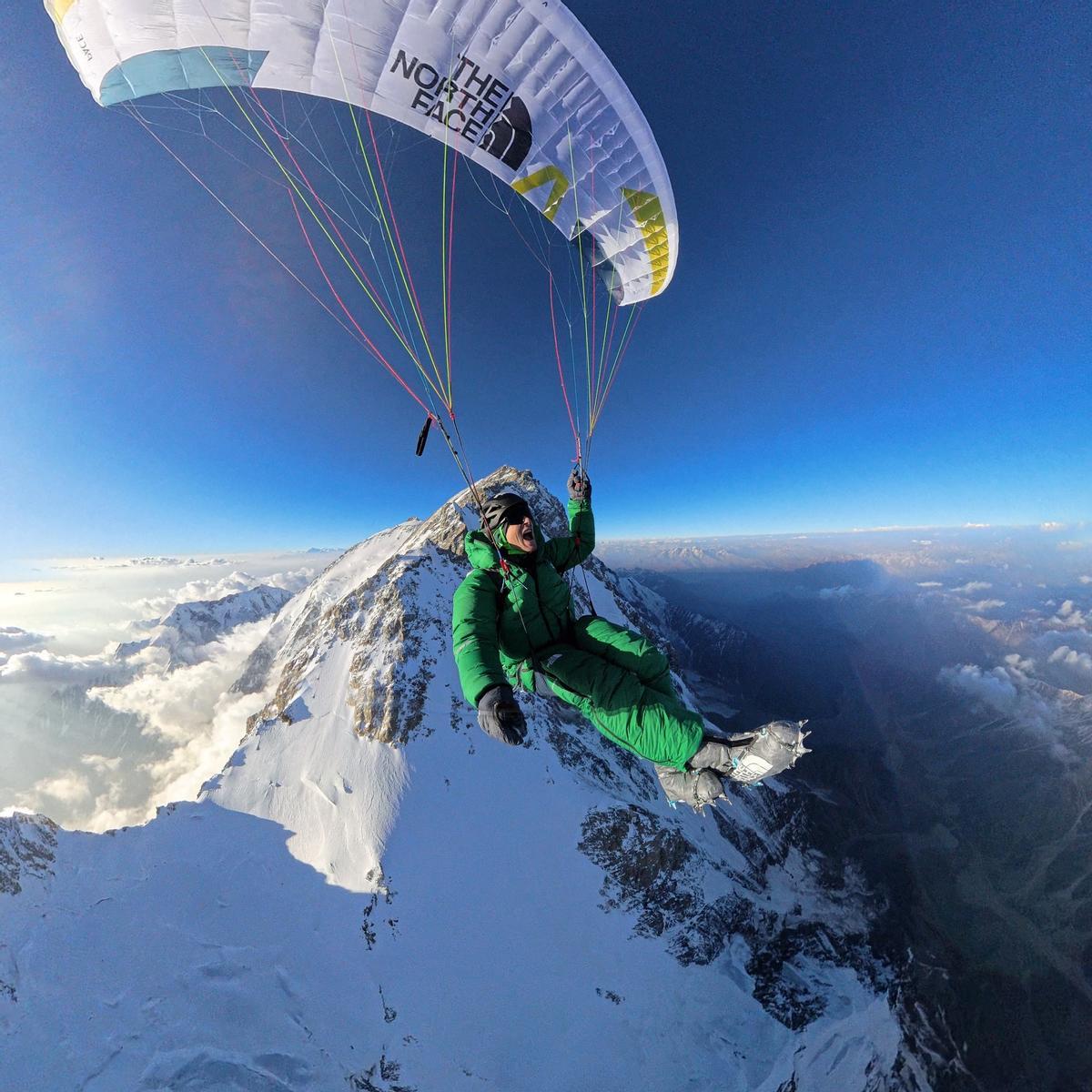 David Göttler, bajando del Nanga Parbat en parapente