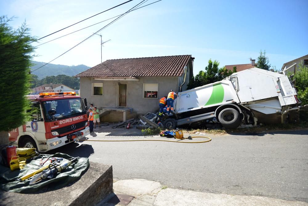 Un operario herido grave al quedar atrapado en un camión de la basura // G.Santos