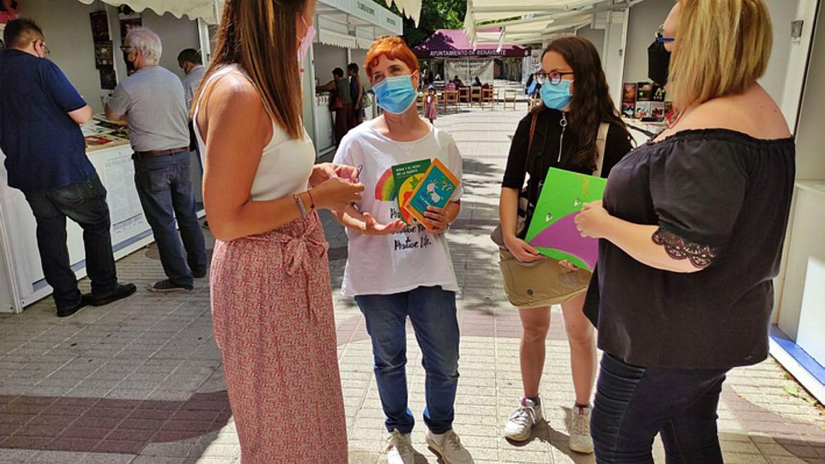 La escritora Isabel Álvarez conversa con la directora de la biblioteca y la concejala de Cultura. | E. P.