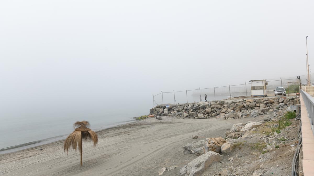 Una imagen de archivo del espigón de la playa del Tarajal, en Ceuta.