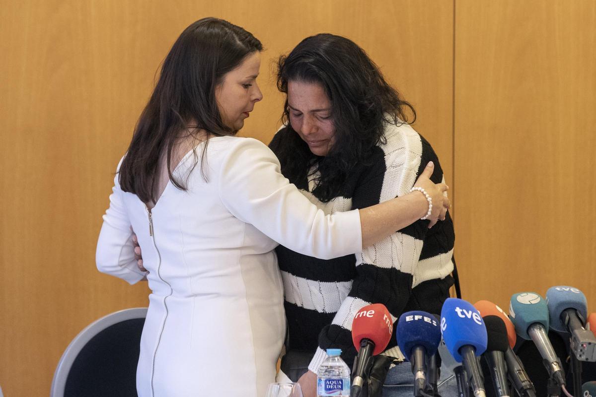 Miglena Petrova, madre de Ivailo Petrov, es sostenida por su abogada durante la rueda de prensa en Los Alcázares.