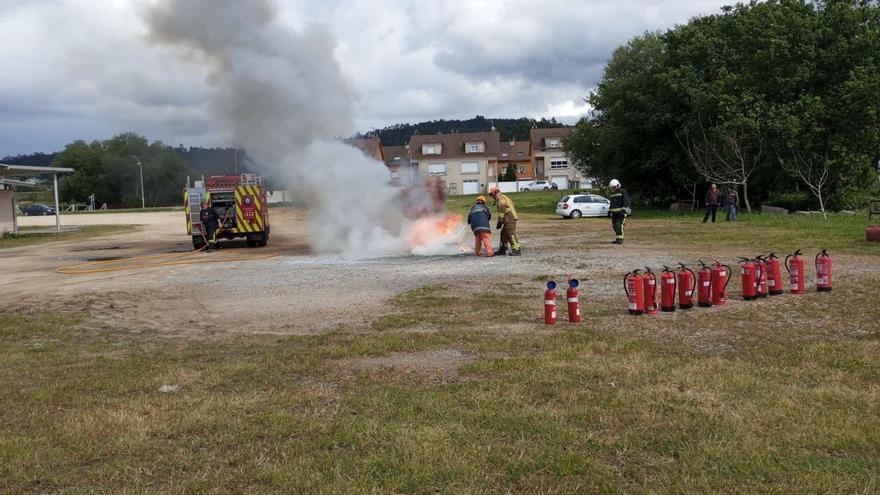 La Axega forma a futuros voluntarios en la lucha contra el fuego en Ribadumia