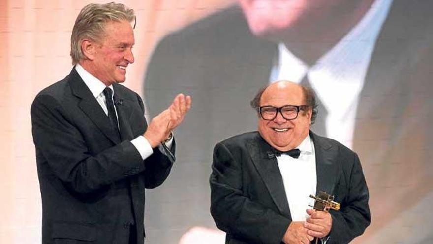 Danny DeVito (dcha.), aplaudido por Michael Douglas tras recibir un premio en Berlín.