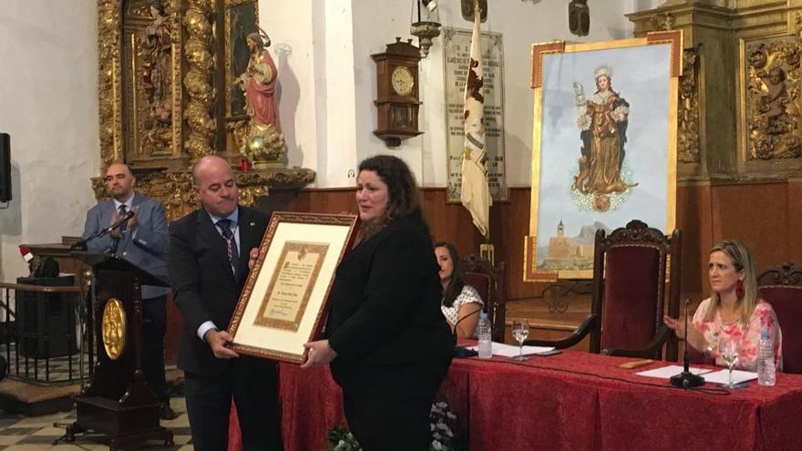 La hermana del cabo de la Guardia Civil nombrado Hijo Predilecto.