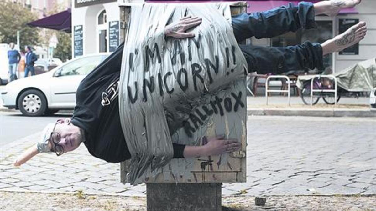 Y UN CUERNORallitoX, en plena 'actuación' en una calle de Berlín, y una de sus rompedoras obras.