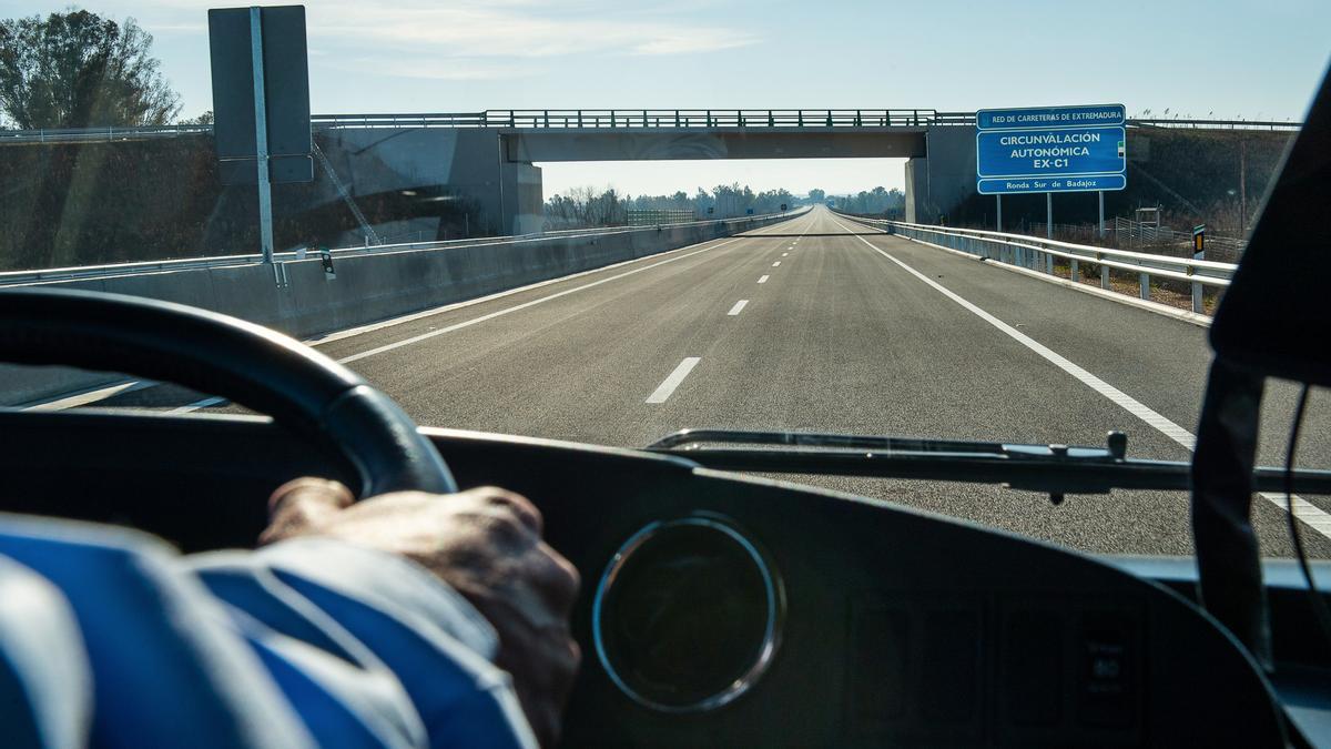 Un conductor transita por la Circunvalación Autonómica EX-C1 en la Ronda Sur.