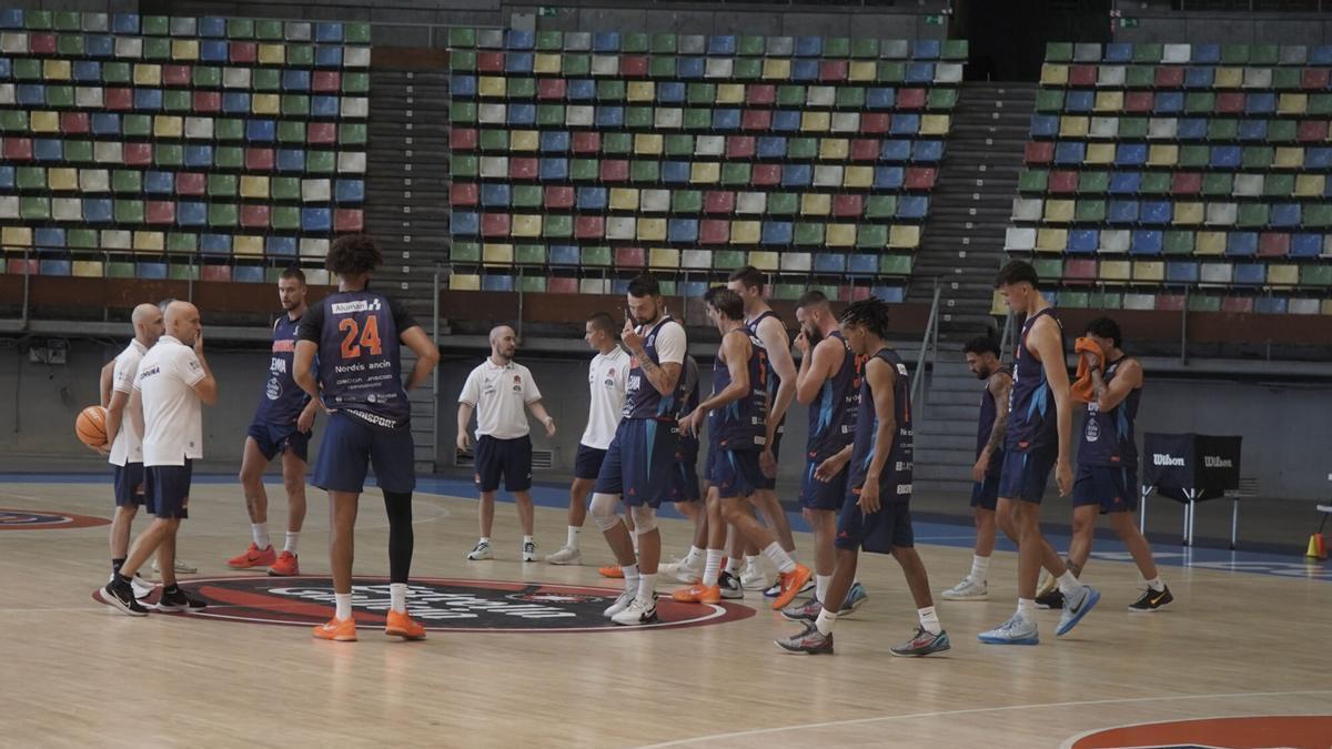 Carles Marco charla con sus jugadores en el primer entrenamiento de pretemporada en el Coliseum.