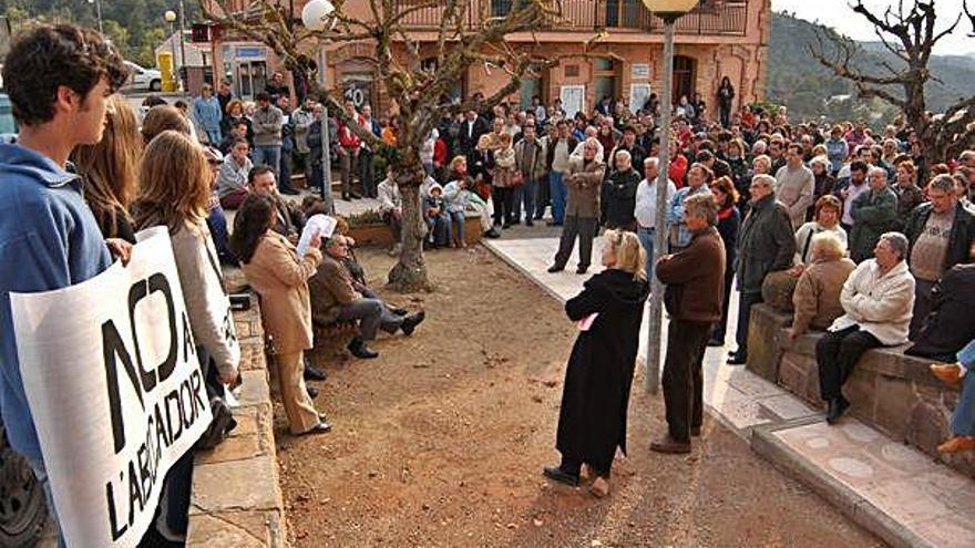 Protesta del 2004 contra la intenció de promoure un abocador entre Rellinars, Sant Vicenç i Castellbell