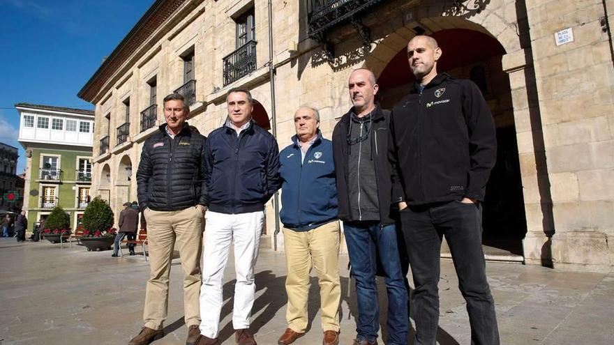 Los representantes del colegio San Fernando y del Estudiantes, ayer, frente al Ayuntamiento de Avilés.