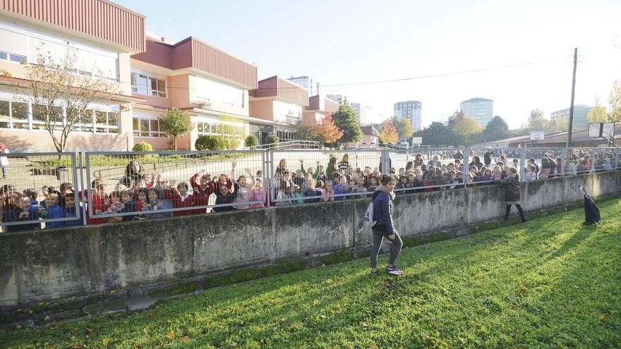 Los escolares esperando en el patio del recinto escolar. // Gustavo Santos